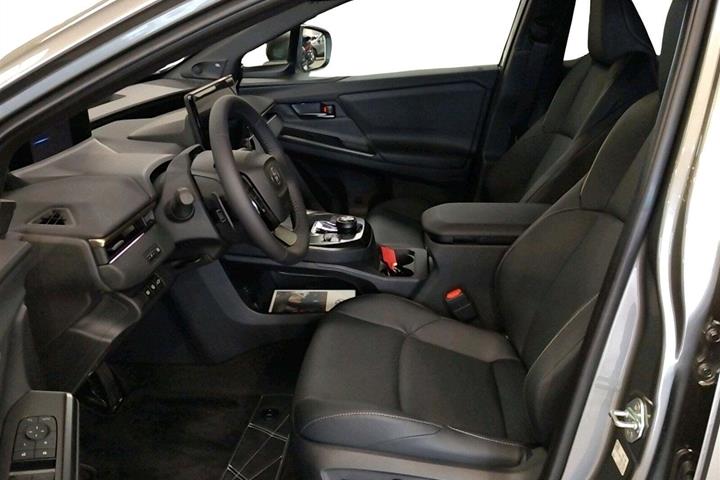 Grå Toyota BZ4X fra 2025