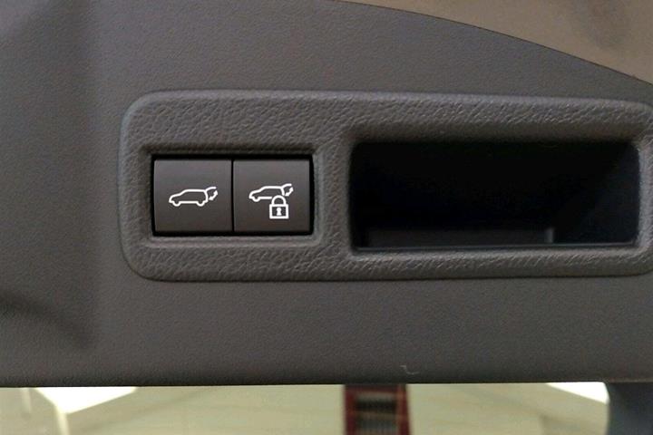 Grå Toyota BZ4X fra 2025