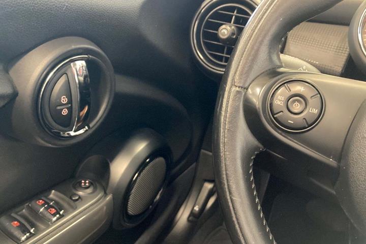 Grå Mini Cooper fra 2018