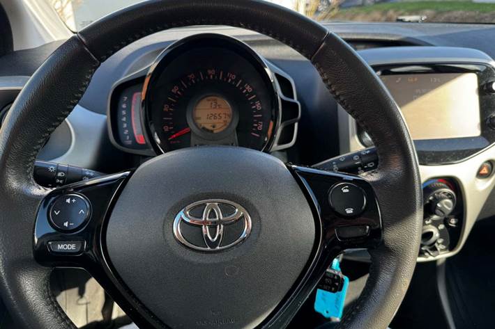 Hvid Toyota Aygo fra 2014