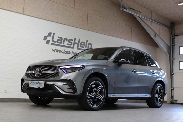 Grå Mercedes GLC300 e fra 2023