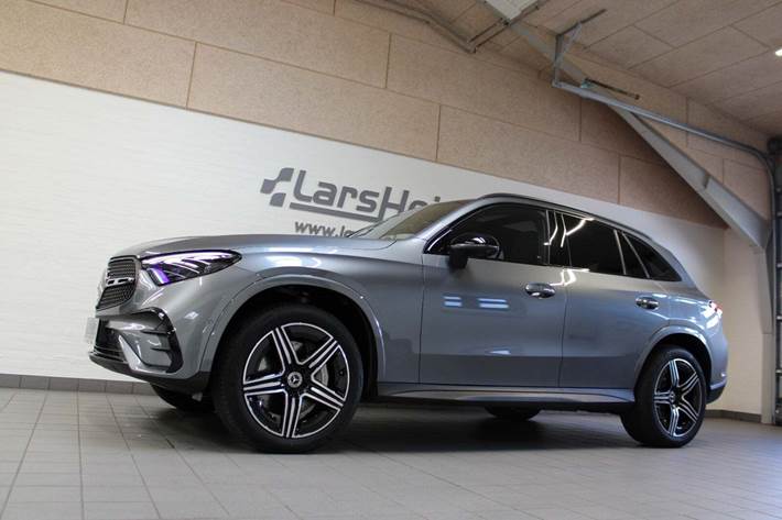Grå Mercedes GLC300 e fra 2023