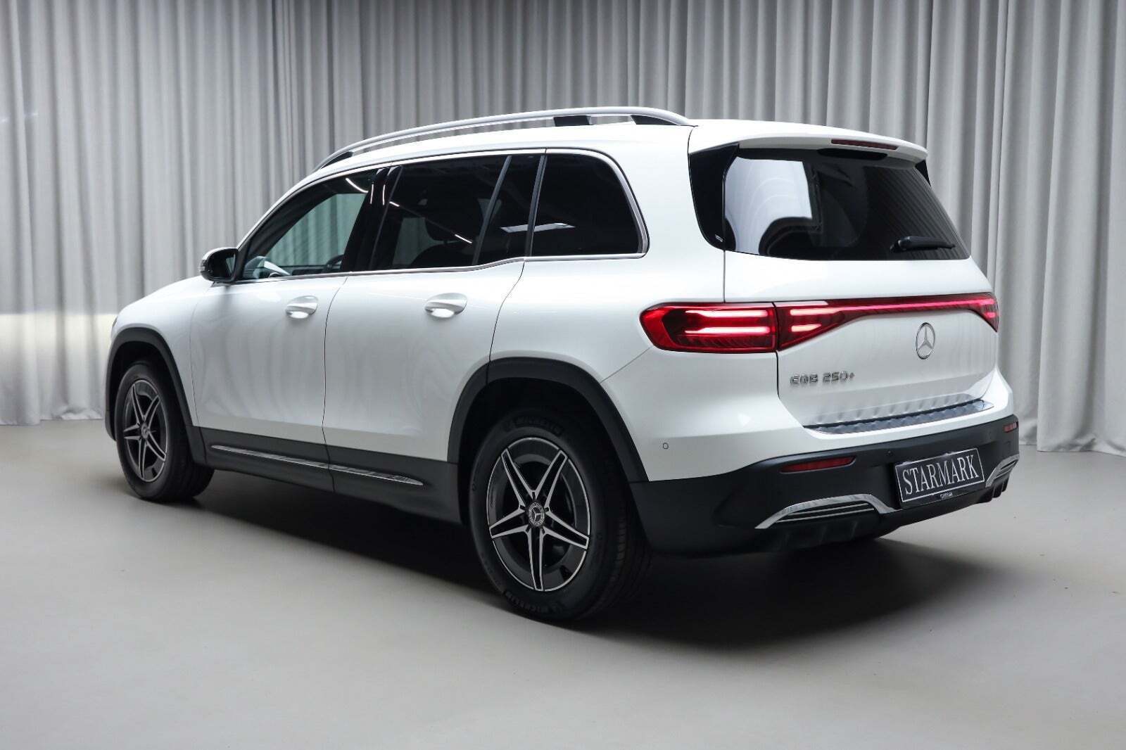Hvid Mercedes EQB250+ fra 2026