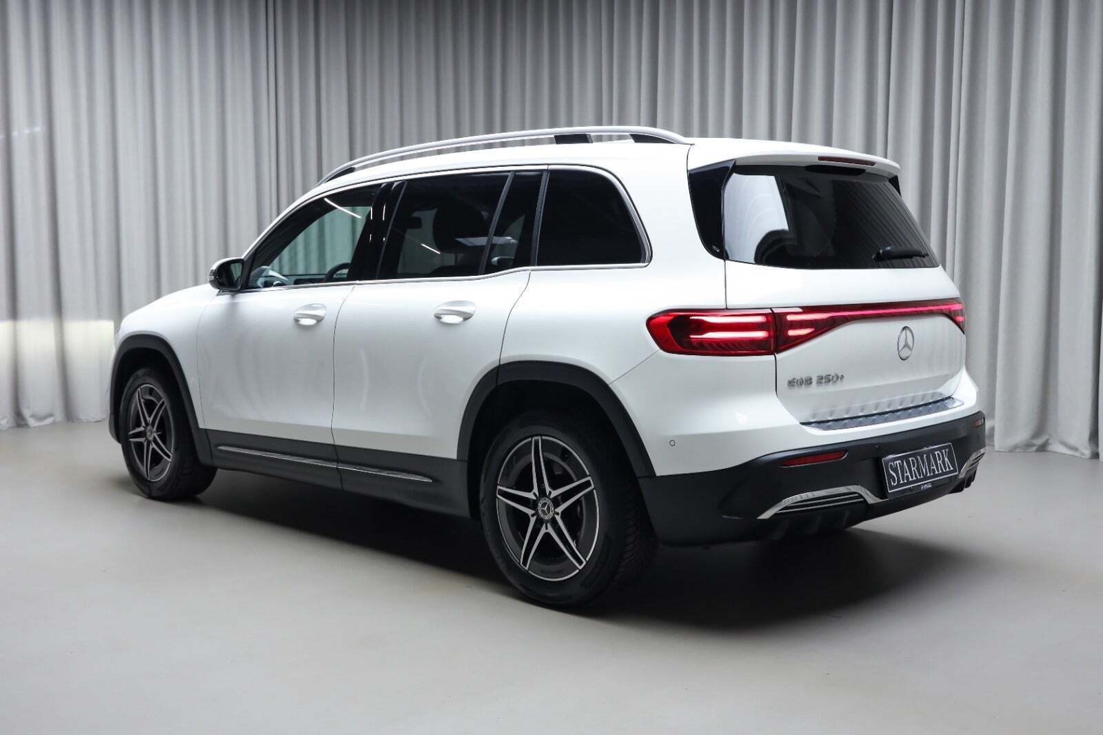 Hvid Mercedes EQB250+ fra 2026