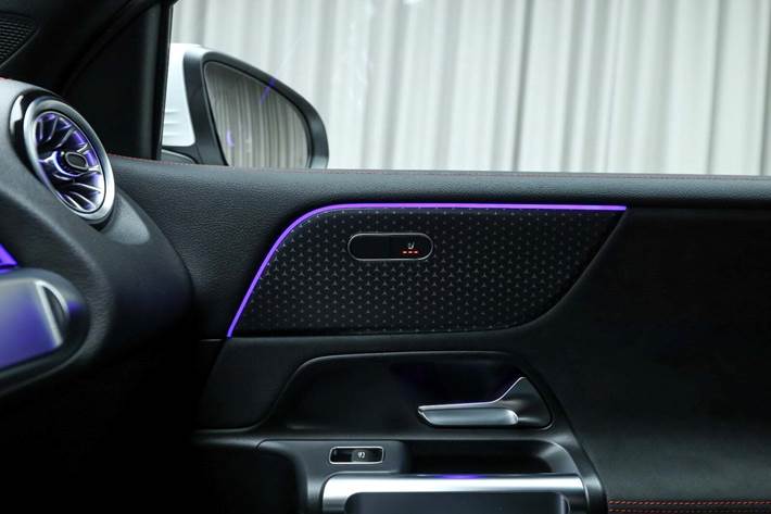 Hvid Mercedes EQB250+ fra 2026