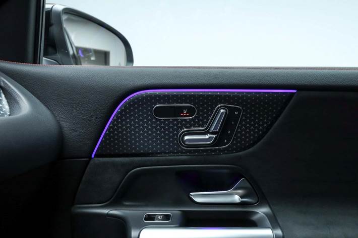 Sort Mercedes EQA350 fra 2025