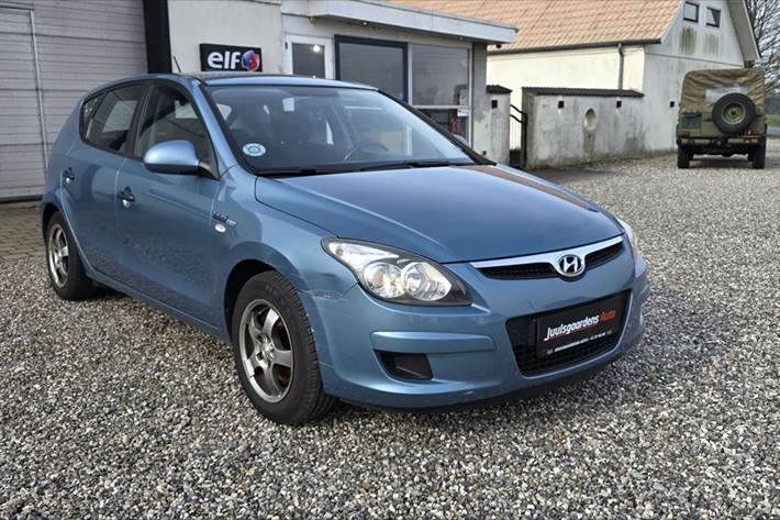 Blå Hyundai i30 fra 2010