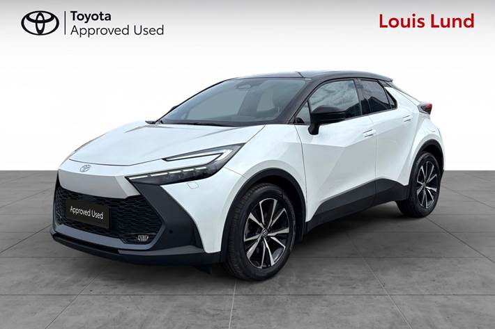 Hvid Toyota C-HR fra 2024 set udefra