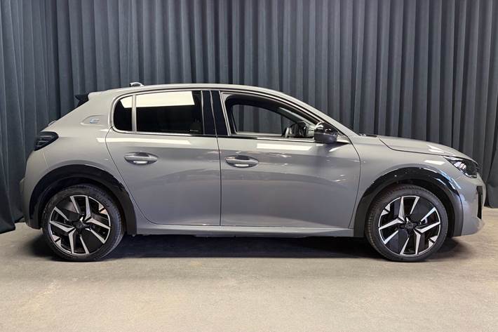 Grå Peugeot e-208 fra 2025