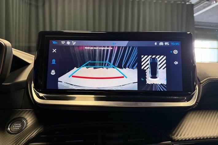 Grå Peugeot e-208 fra 2025