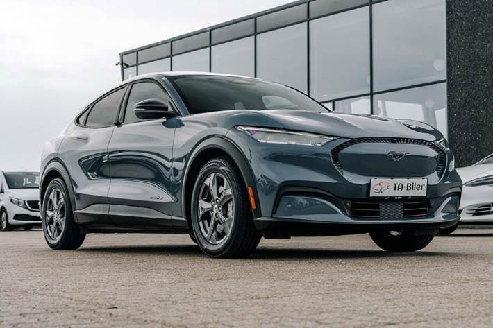 Blå Ford Mustang Mach-E fra 2023