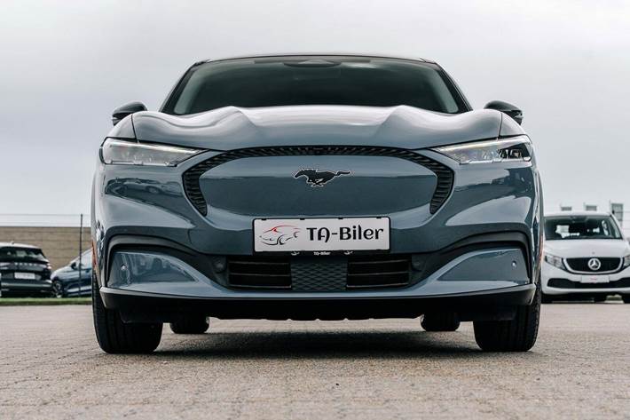 Blå Ford Mustang Mach-E fra 2023