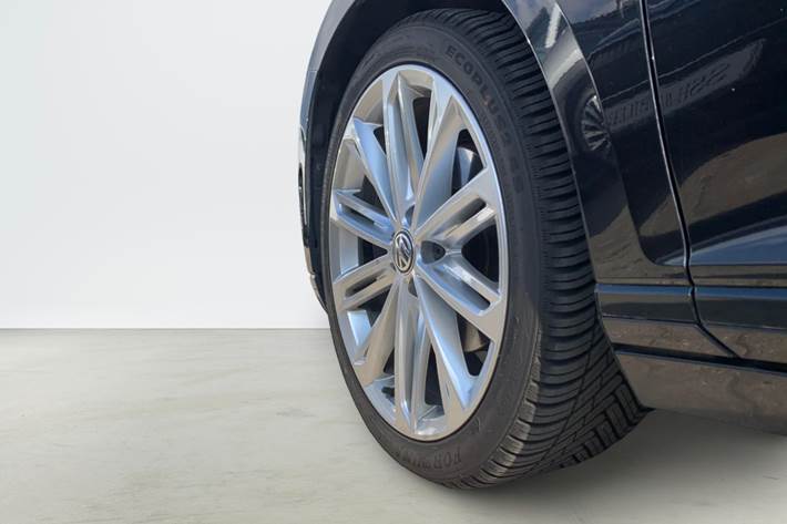 Sort VW Passat fra 2019