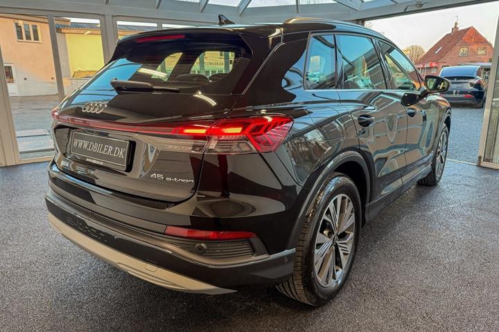 Sort Audi Q4 fra 2024