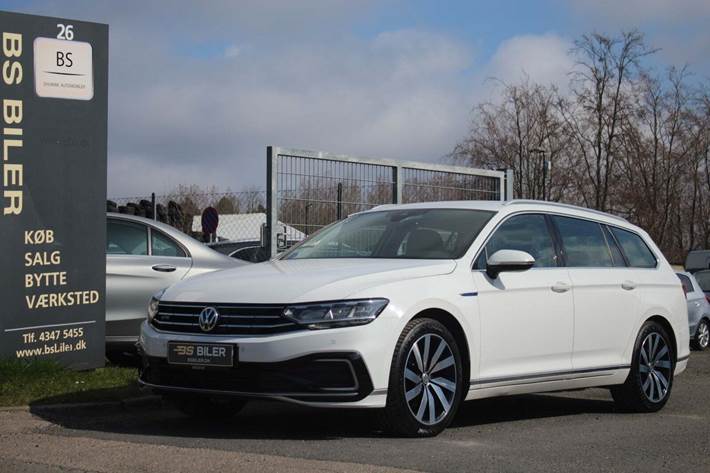 Hvid VW Passat fra 2020