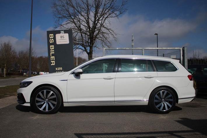 Hvid VW Passat fra 2020