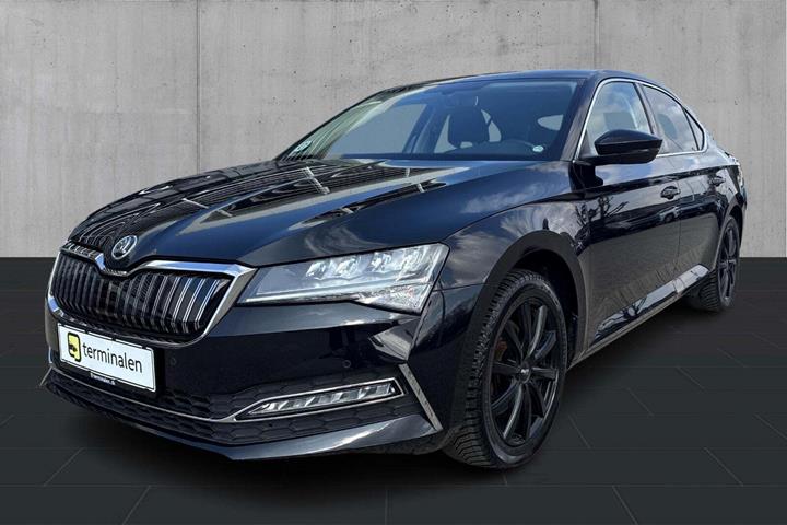 Sort Skoda Superb fra 2021 set udefra
