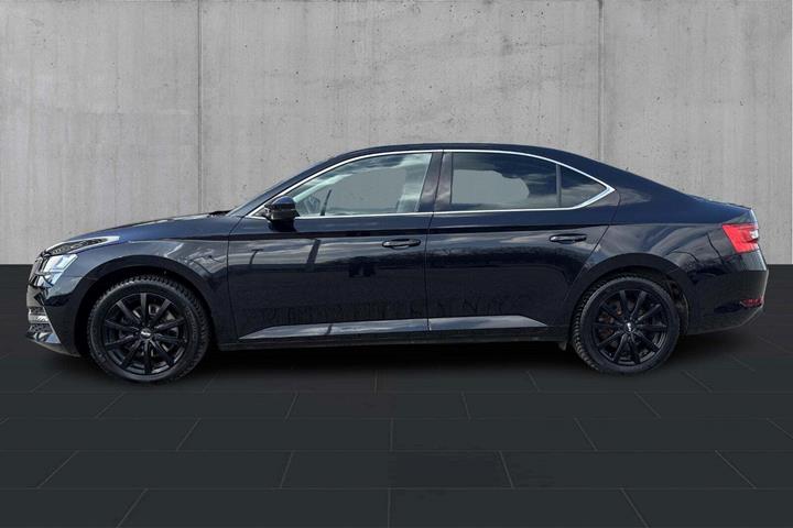 Sort Skoda Superb fra 2021