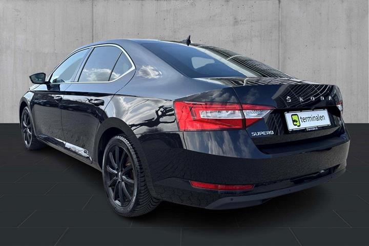 Sort Skoda Superb fra 2021