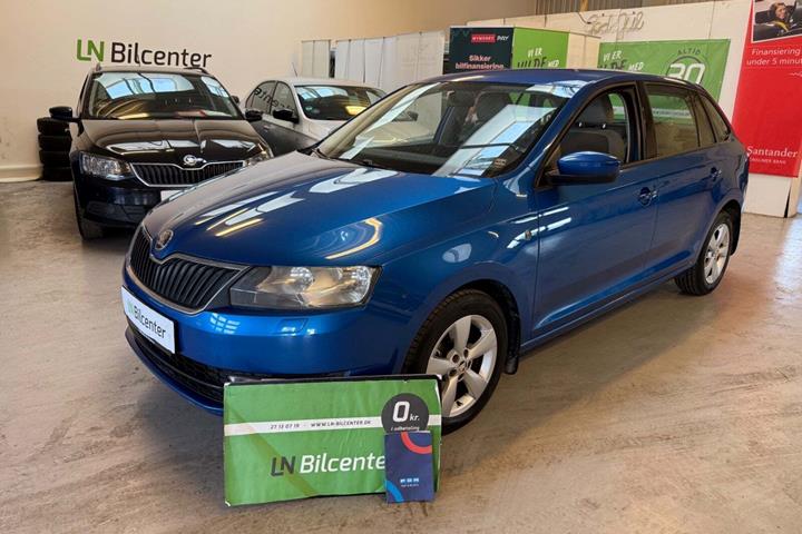 Blå Skoda Rapid fra 2015 set udefra