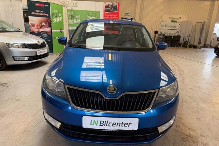 Blå Skoda Rapid fra 2015