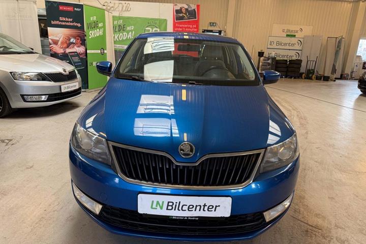 Blå Skoda Rapid fra 2015