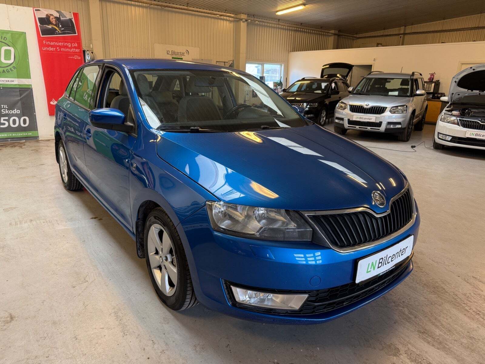 Blå Skoda Rapid fra 2015