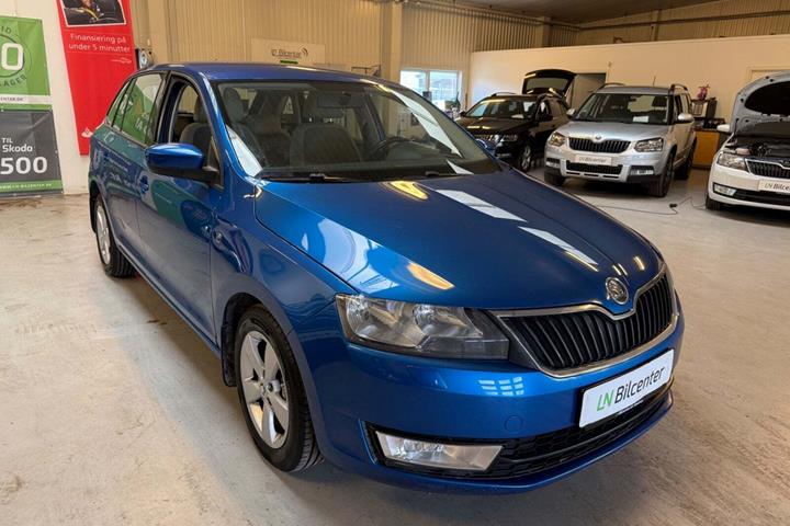Blå Skoda Rapid fra 2015