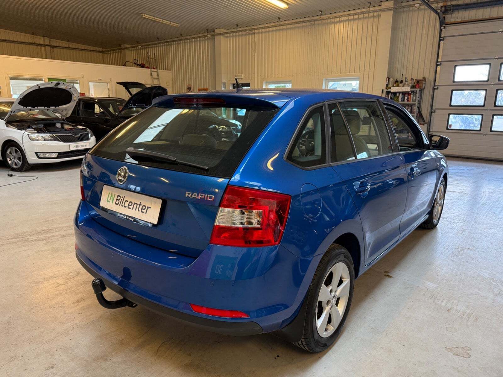 Blå Skoda Rapid fra 2015
