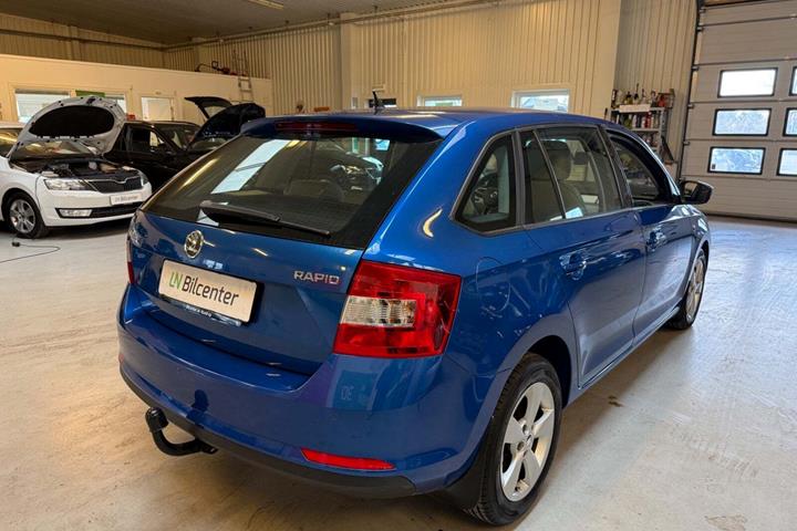 Blå Skoda Rapid fra 2015