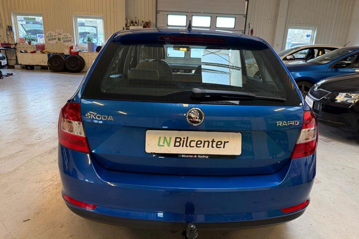 Blå Skoda Rapid fra 2015