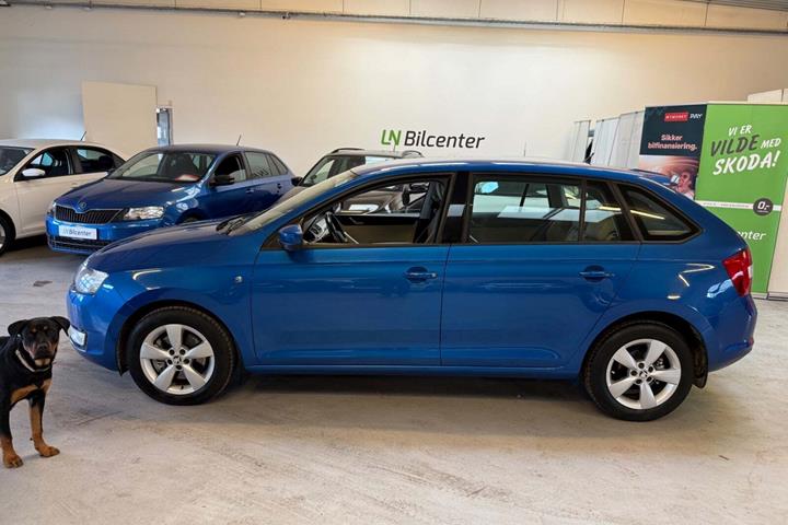 Blå Skoda Rapid fra 2015