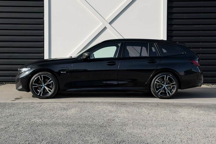 Sort BMW 330e fra 2023