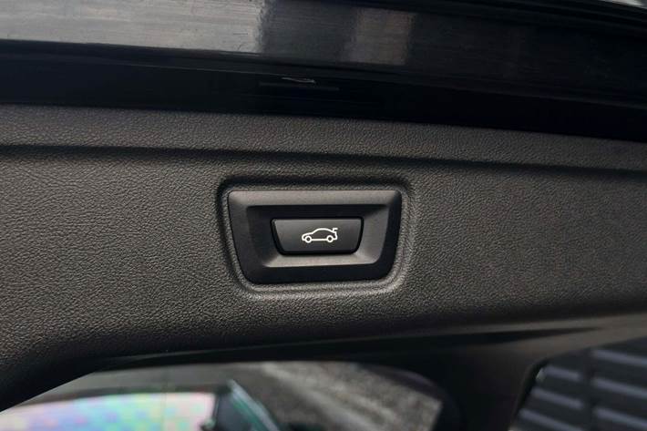 Sort BMW 330e fra 2023