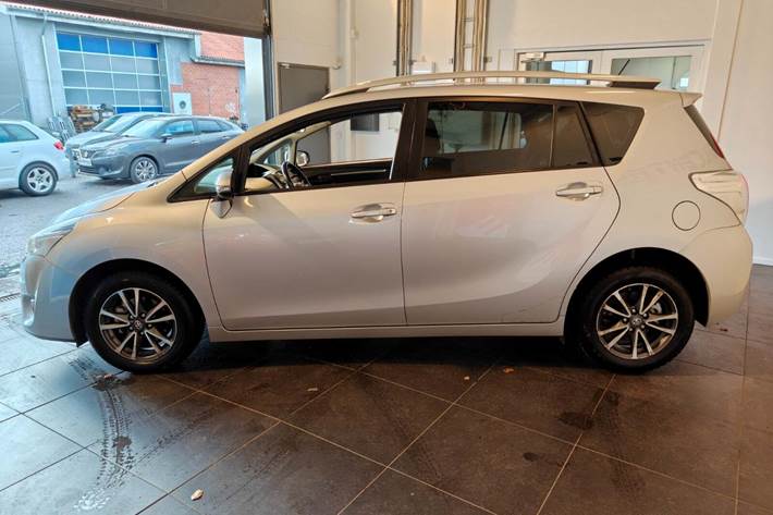 Grå Toyota Verso fra 2014
