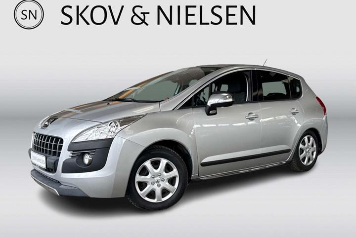 Sølv Peugeot 3008 fra 2010 set udefra