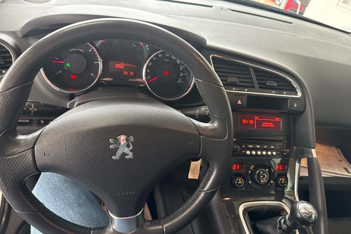 Sølv Peugeot 3008 fra 2010