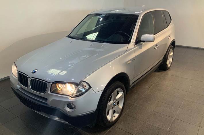 Sølv BMW X3 fra 2007 set udefra