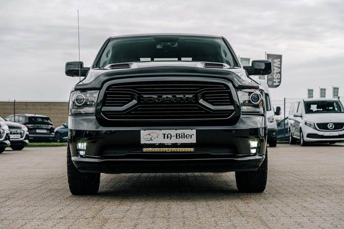 Sort Dodge RAM 1500 fra 2018