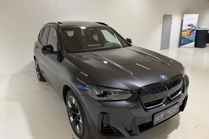 Grå BMW iX3 fra 2022 set udefra