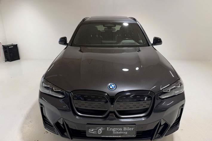 Grå BMW iX3 fra 2022