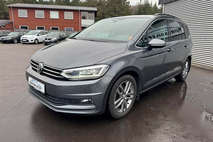 Grå VW Touran fra 2020