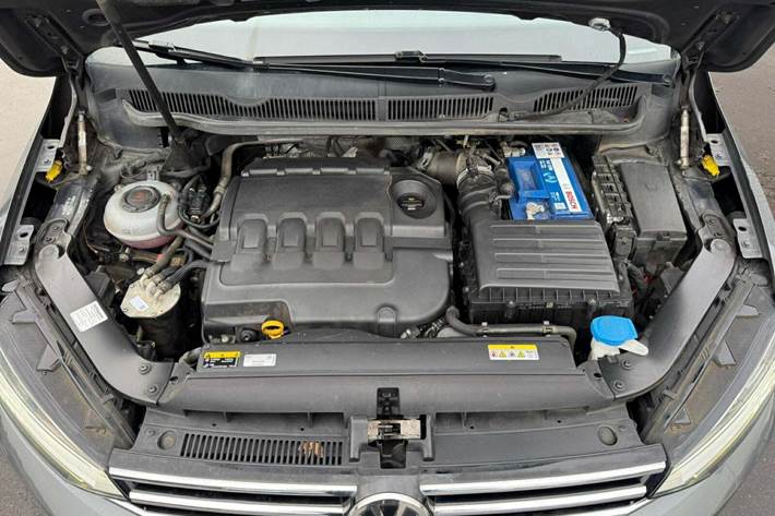 Grå VW Touran fra 2020