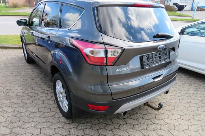 Grå Ford Kuga fra 2017