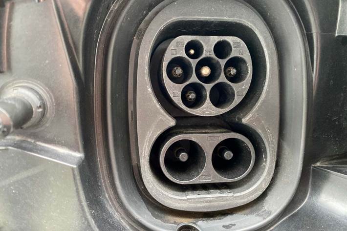 Grå Skoda Enyaq fra 2023