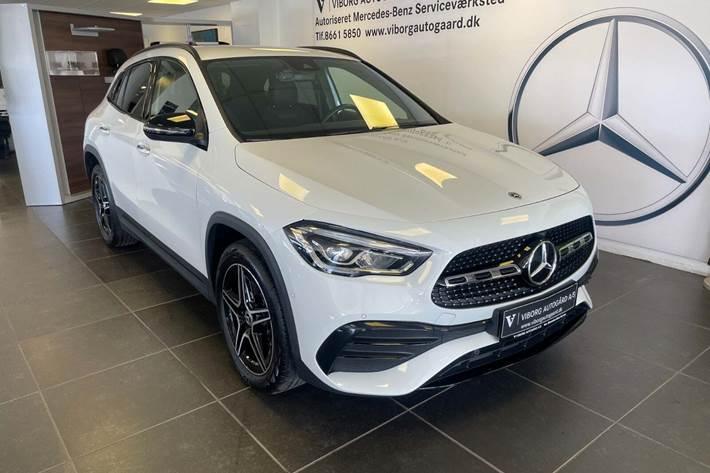 Hvid Mercedes GLA250 e fra 2022 set udefra
