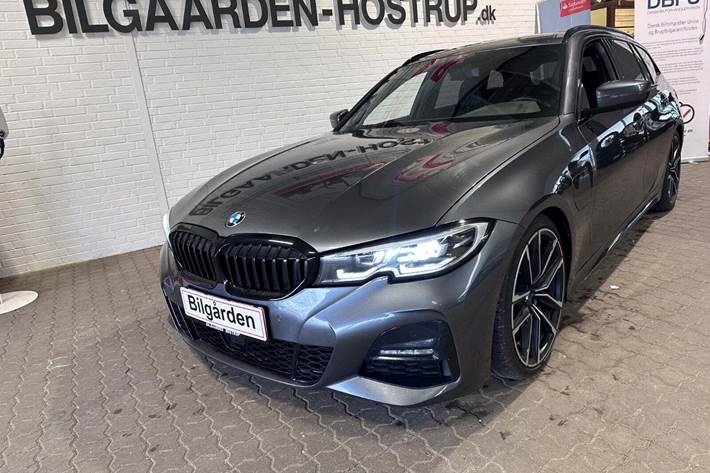 Grå BMW 330e fra 2021