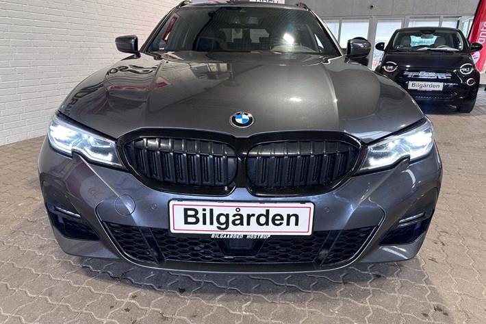 Grå BMW 330e fra 2021