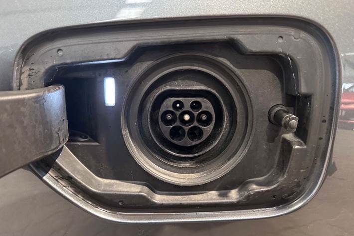 Grå BMW 330e fra 2021