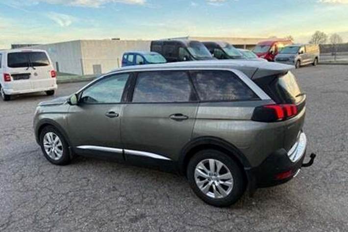 Grå Peugeot 5008 fra 2018